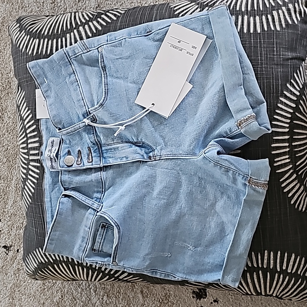 Women's high-rise shorts